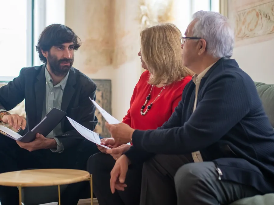 Consultor orientando um casal sobre opções de crédito