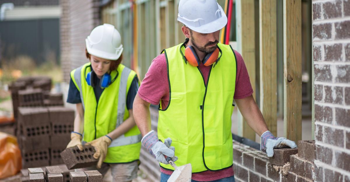 Vaga de emprego na Espanha de ajudante de construção pagando 1.800€