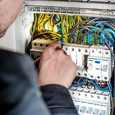 Vaga para eletricista na Espanha pagando até 2.000€ por mês